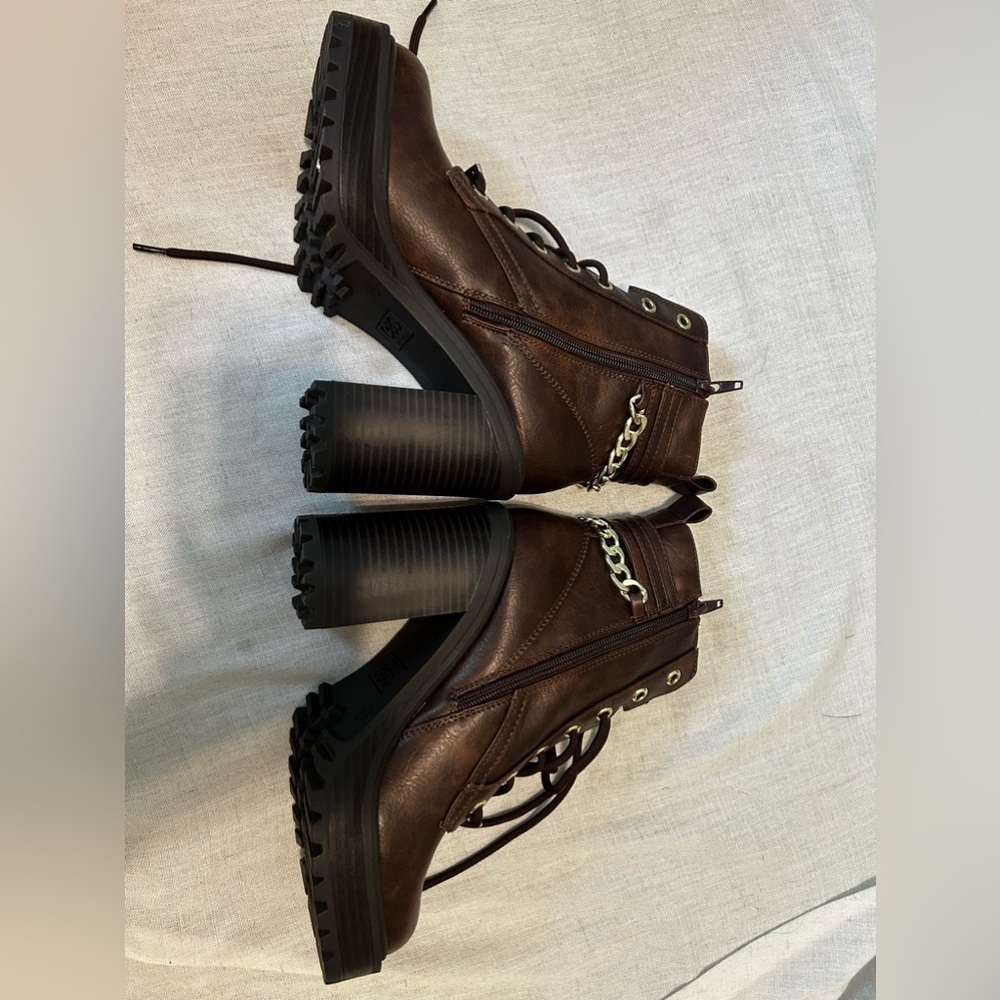 NWOT WOMANS GUESS BOOTIES - Picture 6 of 11